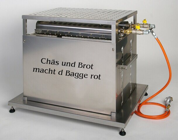 Frontblech mit dem Spruch «Chäs und Brot macht d Bagge rot»