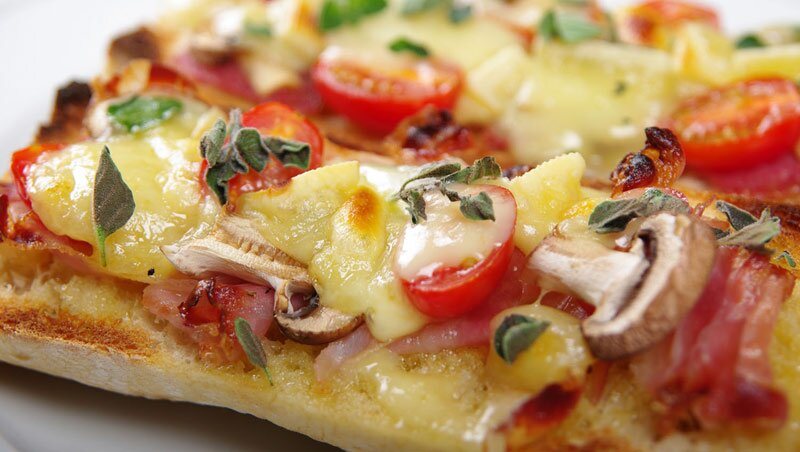 Baguette mit Raclettekäse, Rohschinken, Tomaten und Salbei