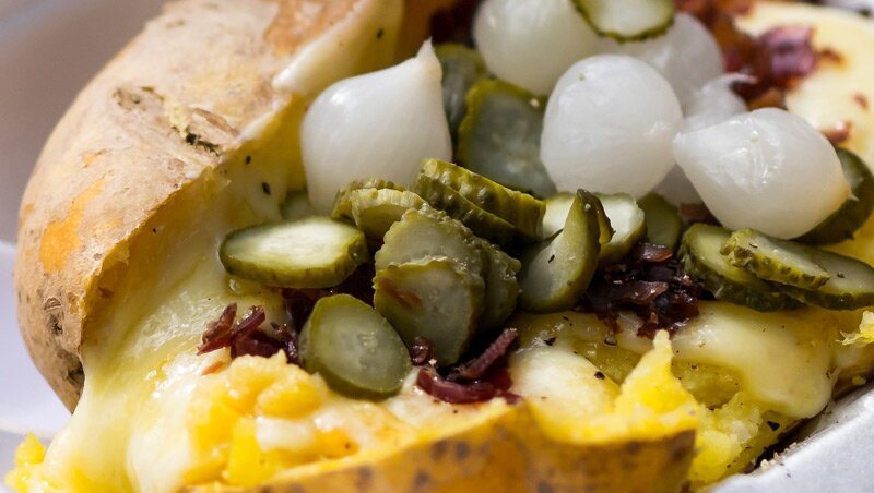 Geschmolzener Raclettekäse auf einer Ofenkartoffel